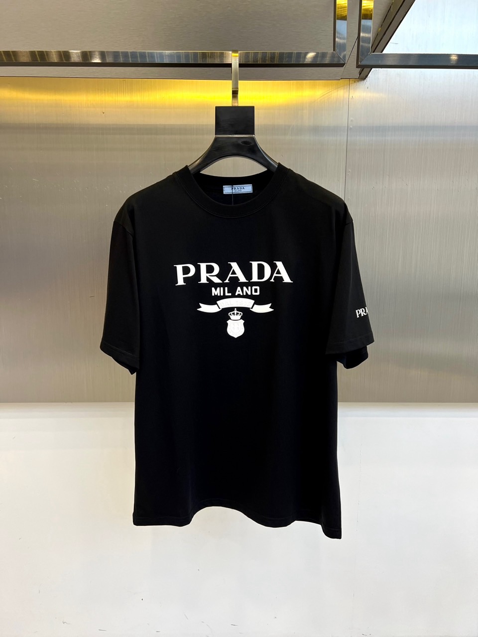 普拉达、2025新款男短袖T恤，选用客供进口定制面料，面料织纹平顺细腻且富有质感，着身的舒爽和透气吸湿性