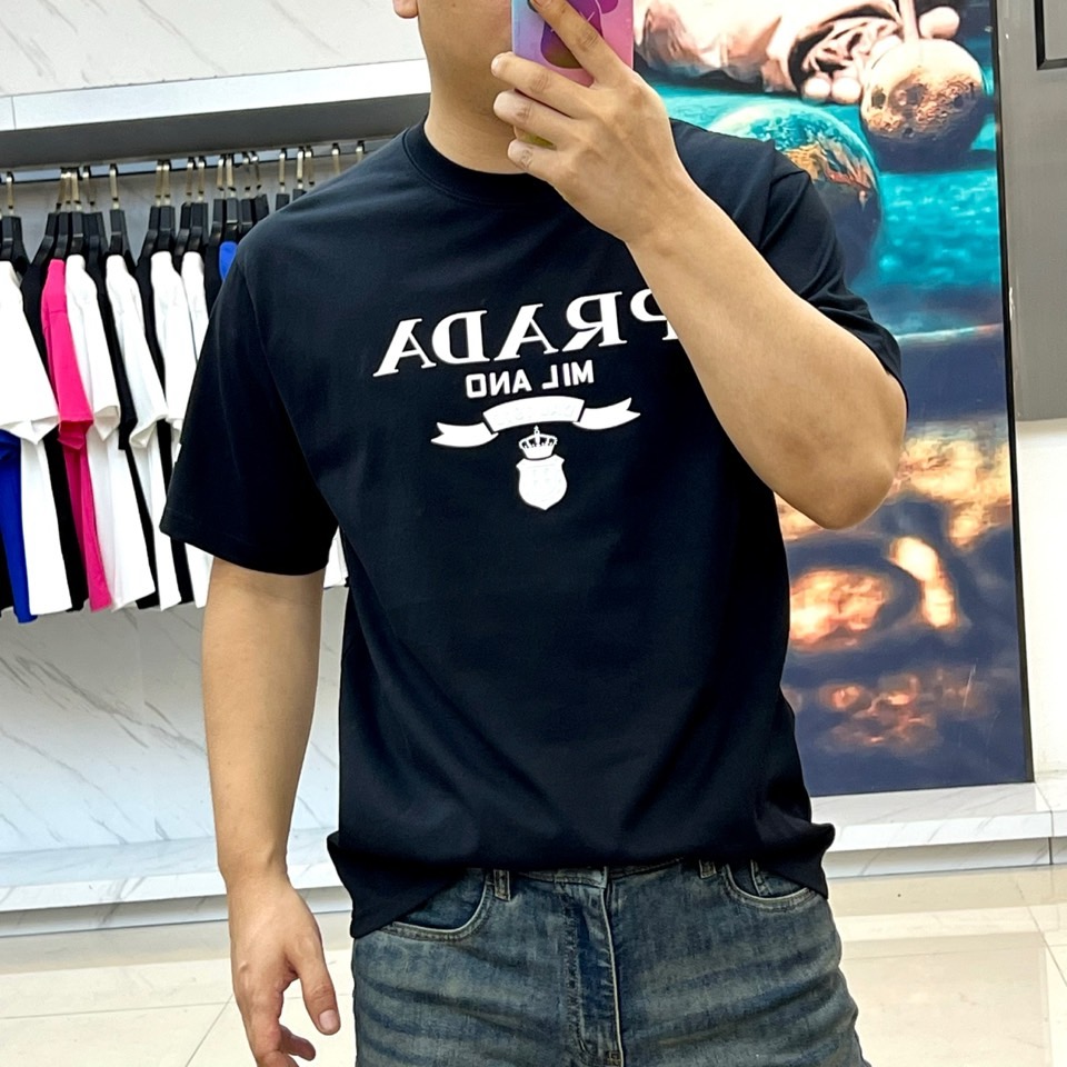 普拉达、2025新款男短袖T恤，选用客供进口定制面料，面料织纹平顺细腻且富有质感，着身的舒爽和透气吸湿性