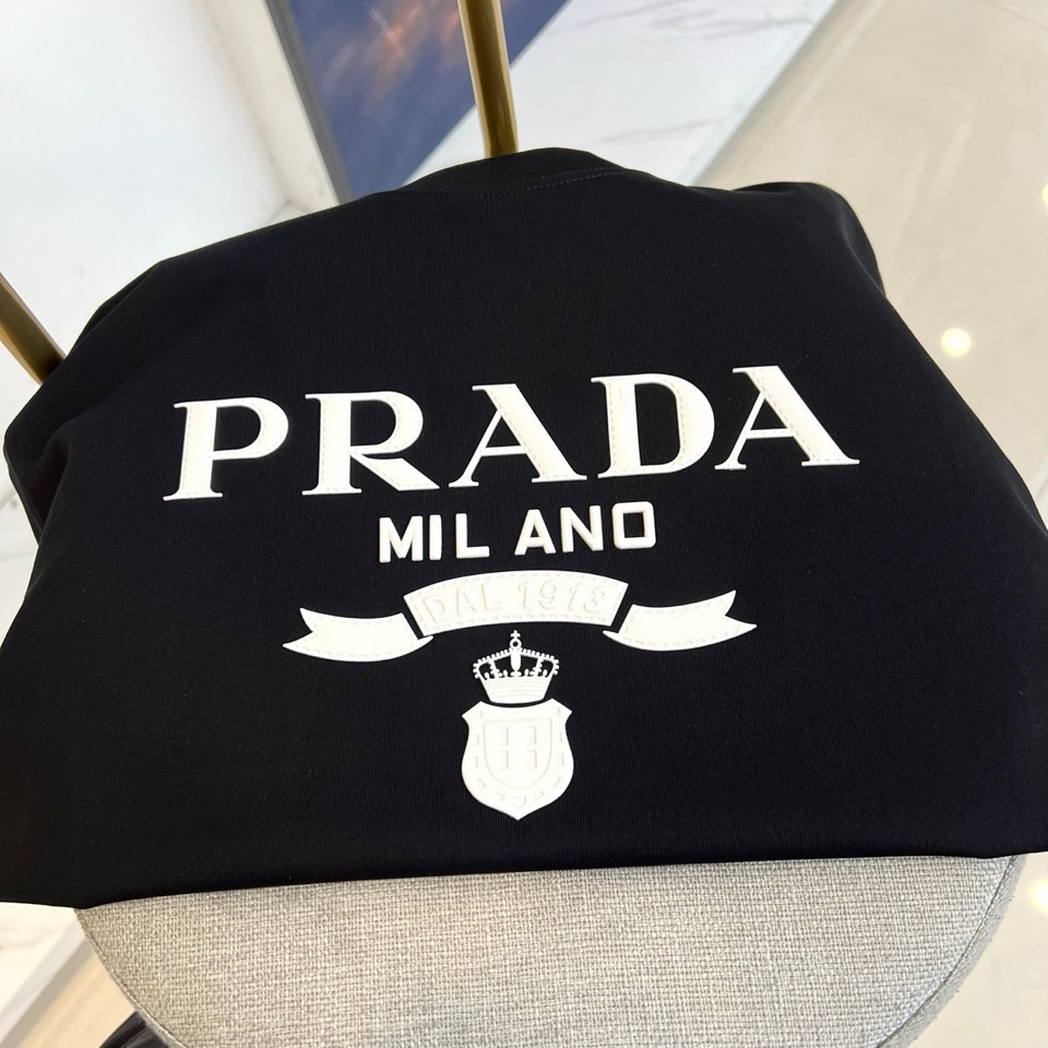 普拉达、2025新款男短袖T恤，选用客供进口定制面料，面料织纹平顺细腻且富有质感，着身的舒爽和透气吸湿性