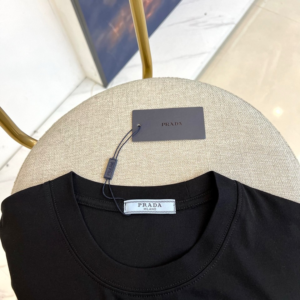 普拉达、2025新款男短袖T恤，选用客供进口定制面料，面料织纹平顺细腻且富有质感，着身的舒爽和透气吸湿性