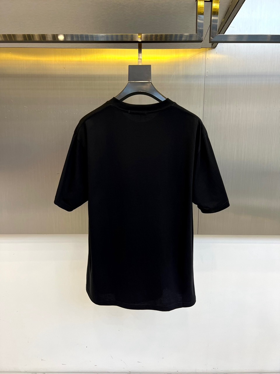 普拉达、2025新款男短袖T恤，选用客供进口定制面料，面料织纹平顺细腻且富有质感，着身的舒爽和透气吸湿性