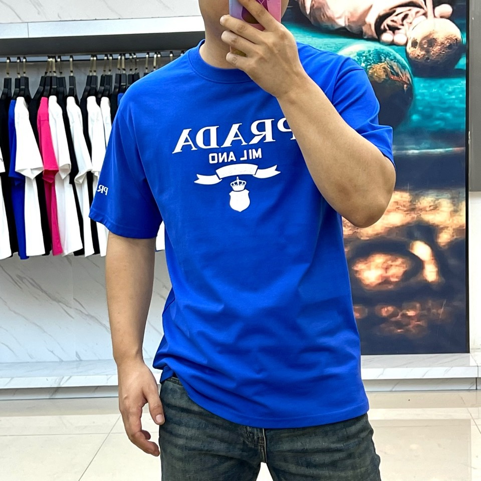 普拉达、2025新款男短袖T恤，选用客供进口定制面料，面料织纹平顺细腻且富有质感，着身的舒爽和透气吸湿性