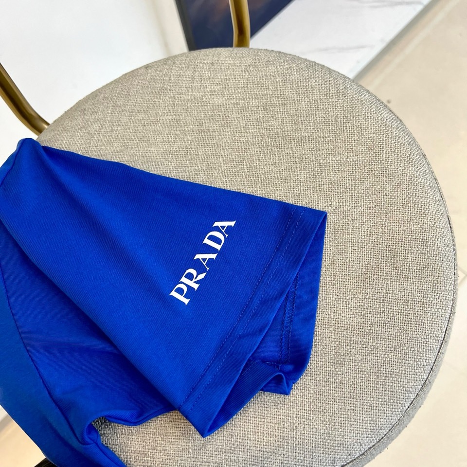 普拉达、2025新款男短袖T恤，选用客供进口定制面料，面料织纹平顺细腻且富有质感，着身的舒爽和透气吸湿性