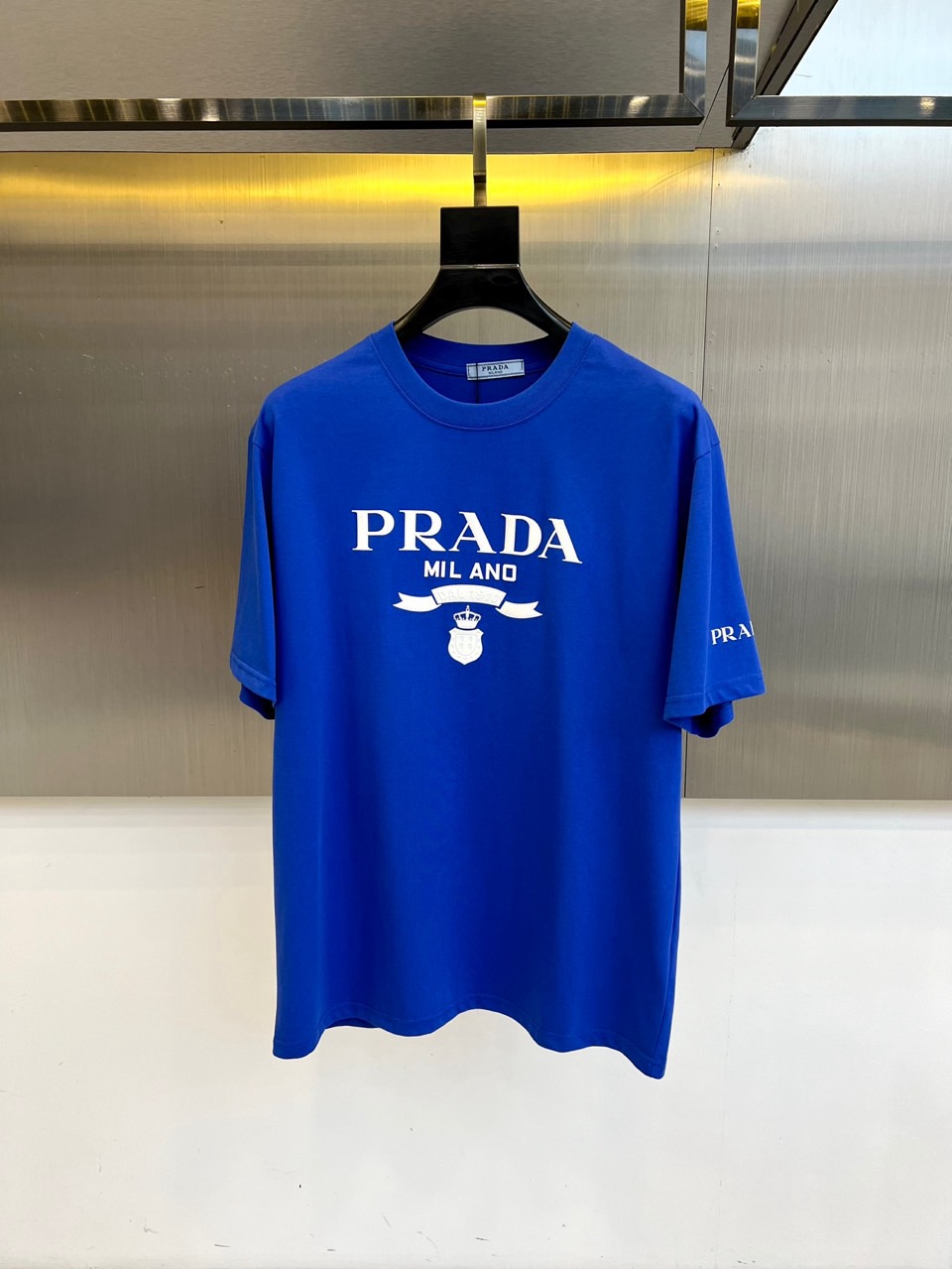 普拉达、2025新款男短袖T恤，选用客供进口定制面料，面料织纹平顺细腻且富有质感，着身的舒爽和透气吸湿性