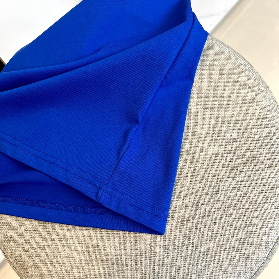 普拉达、2025新款男短袖T恤，选用客供进口定制面料，面料织纹平顺细腻且富有质感，着身的舒爽和透气吸湿性