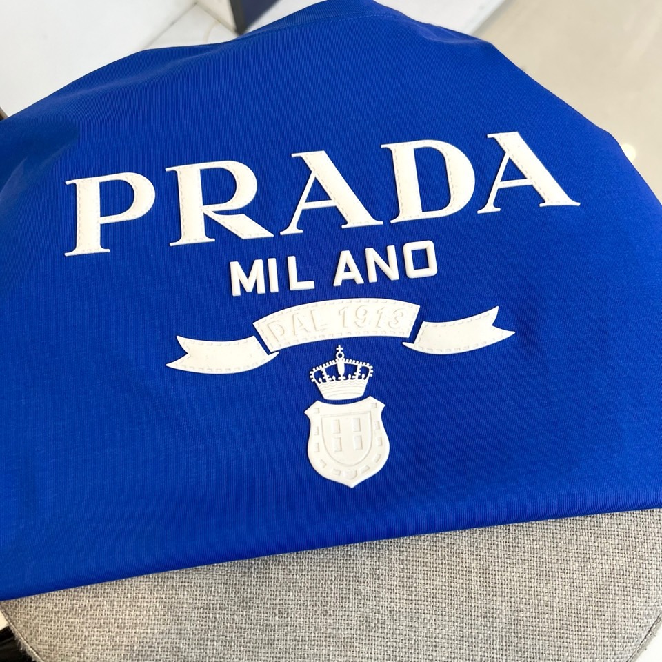 普拉达、2025新款男短袖T恤，选用客供进口定制面料，面料织纹平顺细腻且富有质感，着身的舒爽和透气吸湿性