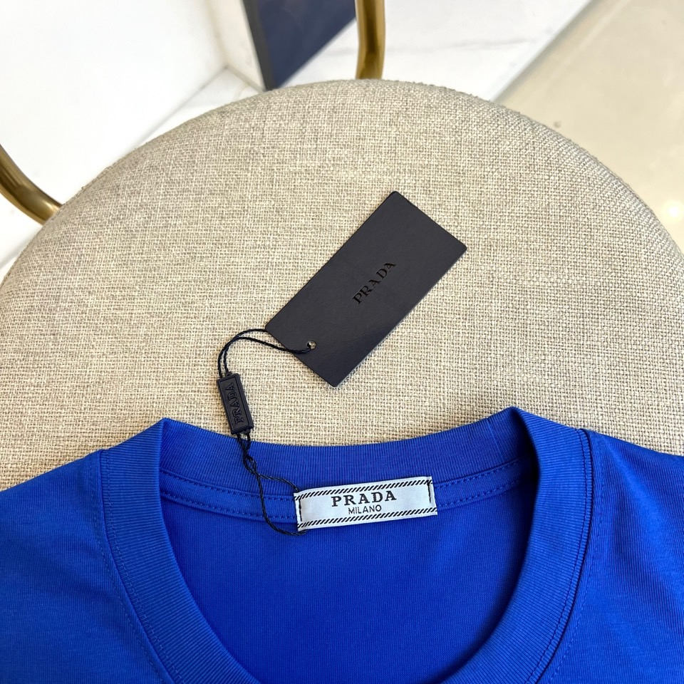 普拉达、2025新款男短袖T恤，选用客供进口定制面料，面料织纹平顺细腻且富有质感，着身的舒爽和透气吸湿性