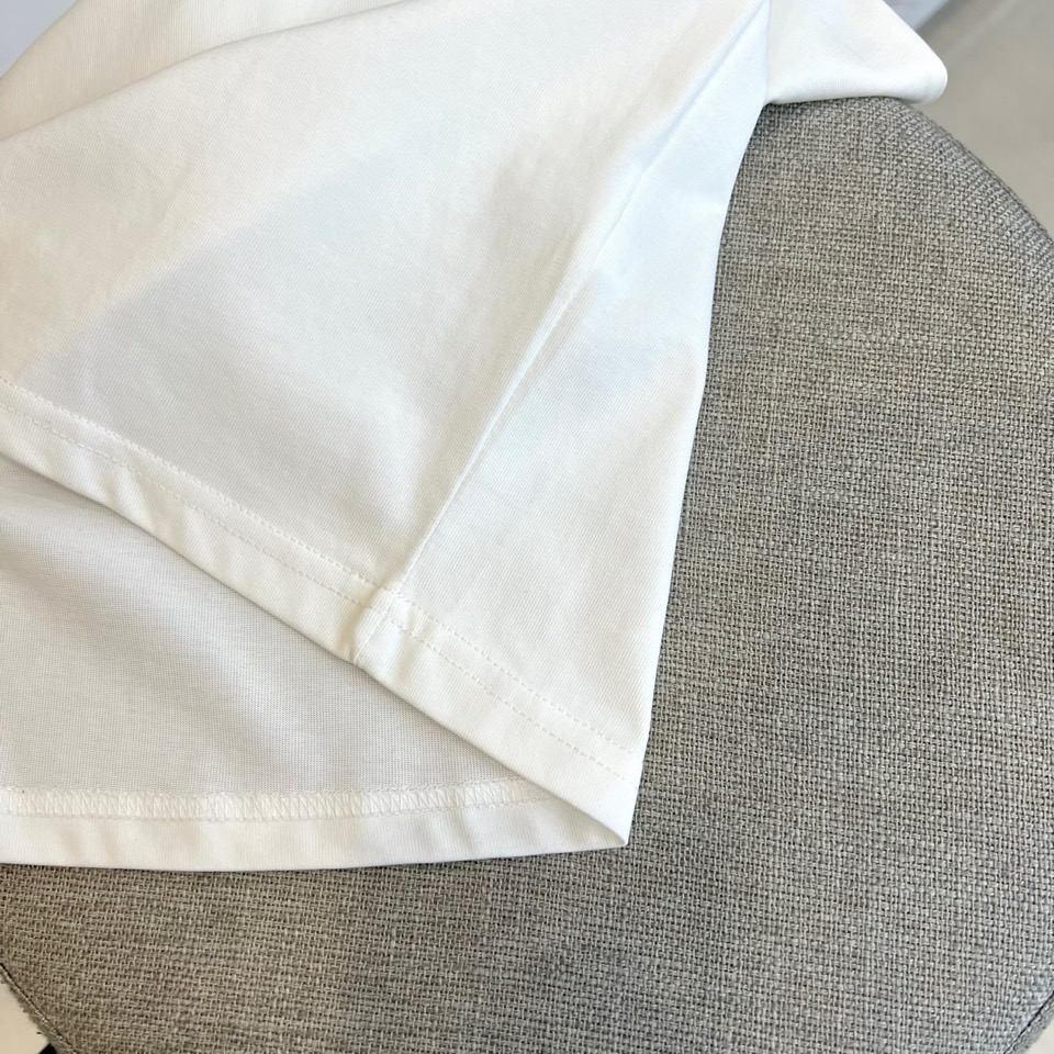 普拉达、2025新款男短袖T恤，选用客供进口定制面料，面料织纹平顺细腻且富有质感，着身的舒爽和透气吸湿性