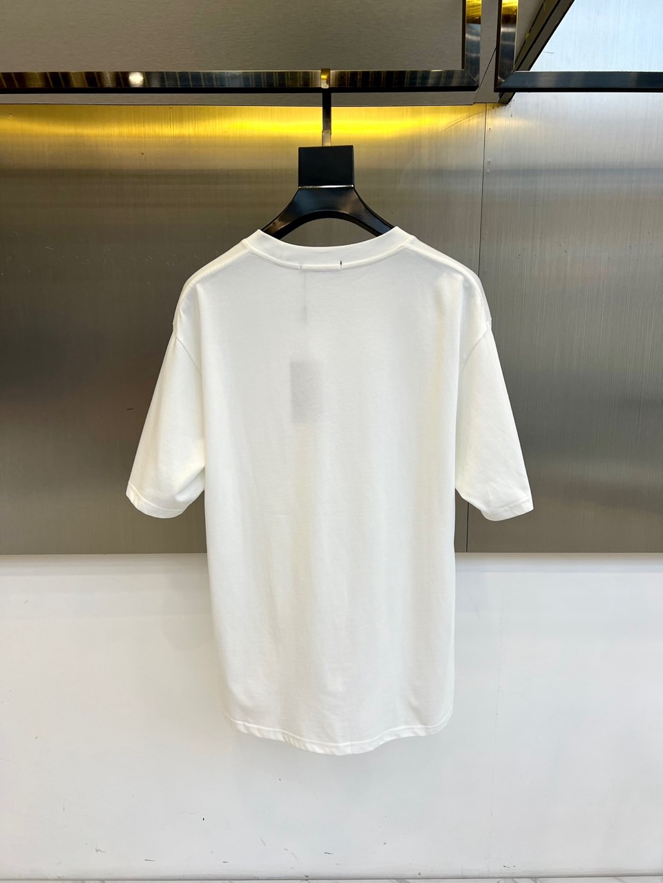 普拉达、2025新款男短袖T恤，选用客供进口定制面料，面料织纹平顺细腻且富有质感，着身的舒爽和透气吸湿性