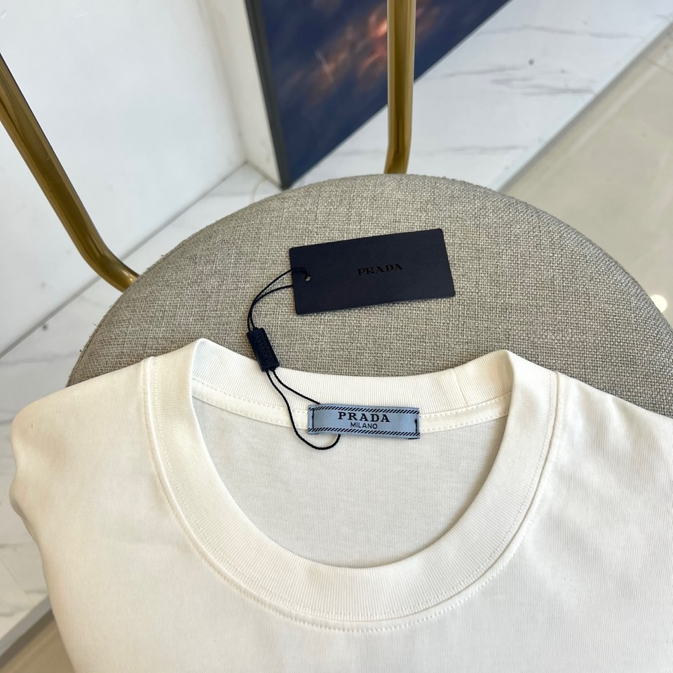 普拉达、2025新款男短袖T恤，选用客供进口定制面料，面料织纹平顺细腻且富有质感，着身的舒爽和透气吸湿性