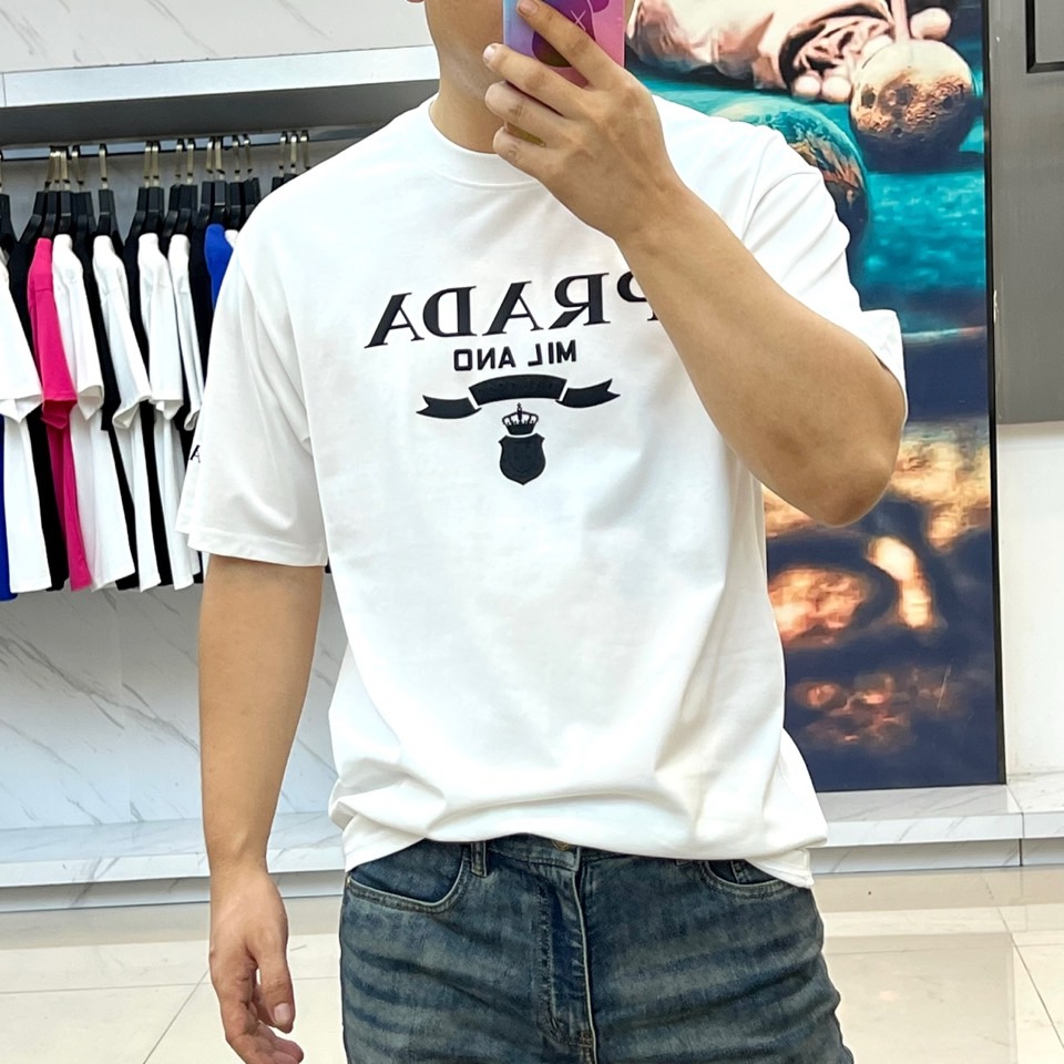 普拉达、2025新款男短袖T恤，选用客供进口定制面料，面料织纹平顺细腻且富有质感，着身的舒爽和透气吸湿性