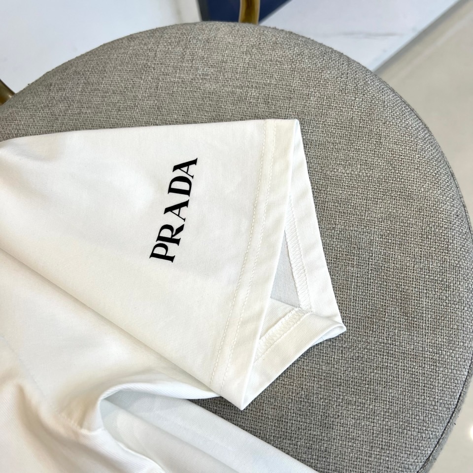 普拉达、2025新款男短袖T恤，选用客供进口定制面料，面料织纹平顺细腻且富有质感，着身的舒爽和透气吸湿性