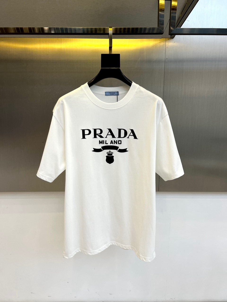 NO:517776,Prada and 2025 new men's short-sleeved T-shirts are made of imported customized fabrics. The fabric is smooth and delicate and has a texture. The comfort and breathability of the body are very superior. It is comfortable and has no sense of stuffiness, allowing you to experience the ultimate and enjoyable wearing experience!  The details are extremely perfect, impeccable, the upper body effect is excellent, very eye-catching, and the return rate is unquestionable. The excellent item in the closet that improves vision is very handsome whether it is worn inside or alone!  S-2XL (model 173-140 catties upper body M size), prada, T-shirt,tees, t-shirt,alexander wang19860909普拉达、2025新款男短袖T恤,选用客供进口定制面料,面料织纹平顺细腻且富有质感,着身的舒爽和透气吸湿性都非常的优越,贴肤舒适无闷热感,让你体验到极致享受的穿着体验！细节极致完美,无可挑剔,上身效果非常出色,非常招眼吸睛,回头率毋庸置疑,衣橱里改良视觉的绝佳单品,无论内搭还是单穿都爆帅十足！S-2XL（模特173-140斤上身M码）,,prada,T-shirt,tees，t-shirt,alexander wang,Men's clothing