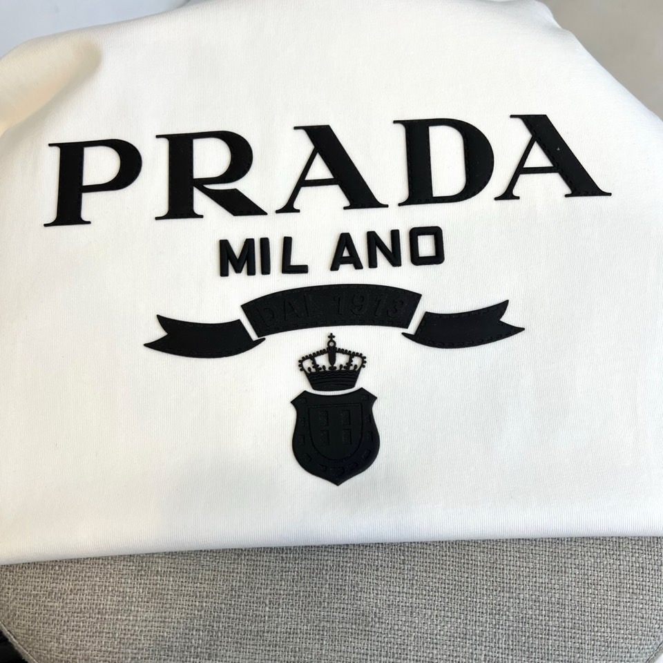 普拉达、2025新款男短袖T恤，选用客供进口定制面料，面料织纹平顺细腻且富有质感，着身的舒爽和透气吸湿性