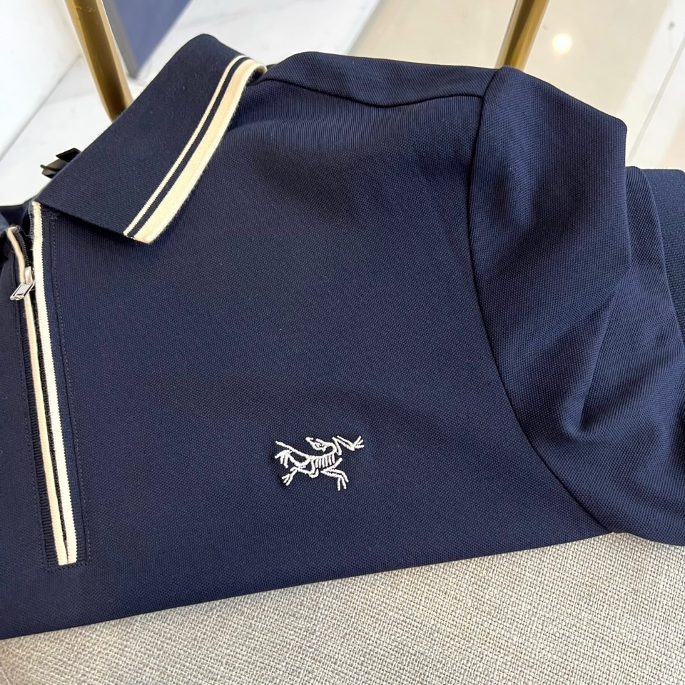 始祖鸟、2025春夏新品发售！男士夏季翻领Polo短袖T恤，此款为顶级珠地丝光棉面料，透气舒适设计元素非