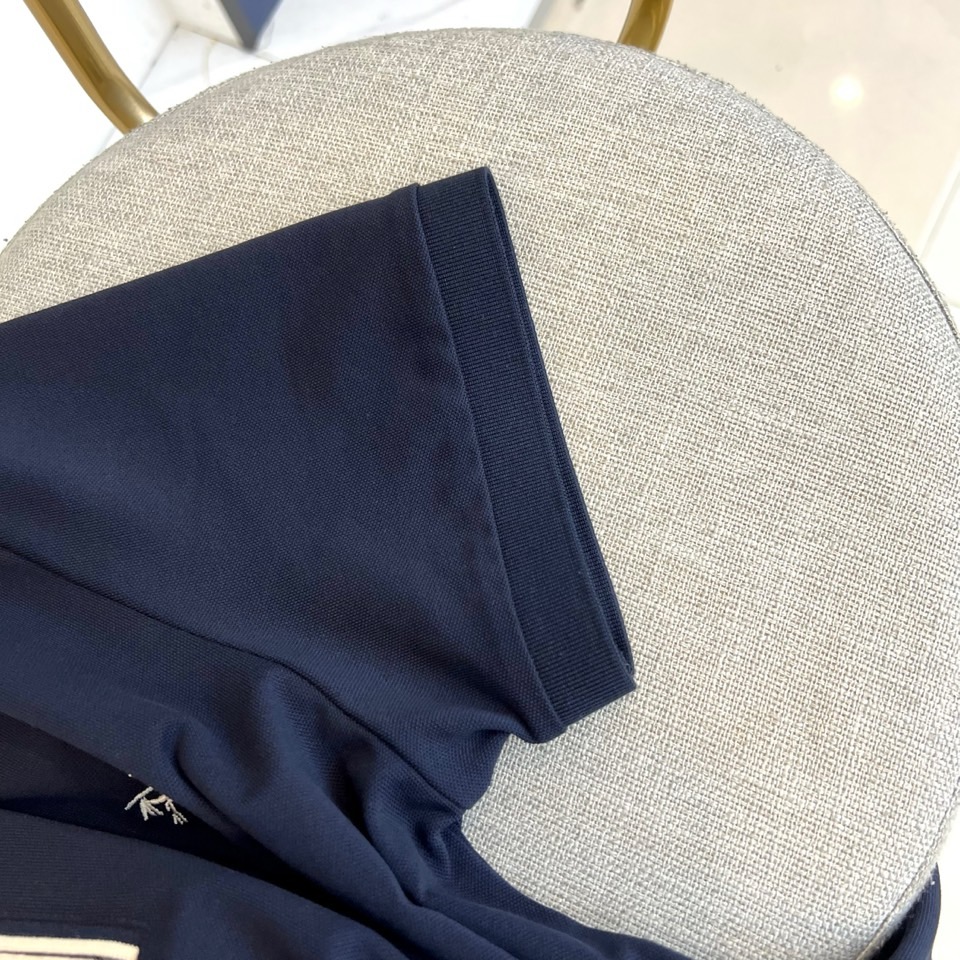 始祖鸟、2025春夏新品发售！男士夏季翻领Polo短袖T恤，此款为顶级珠地丝光棉面料，透气舒适设计元素非