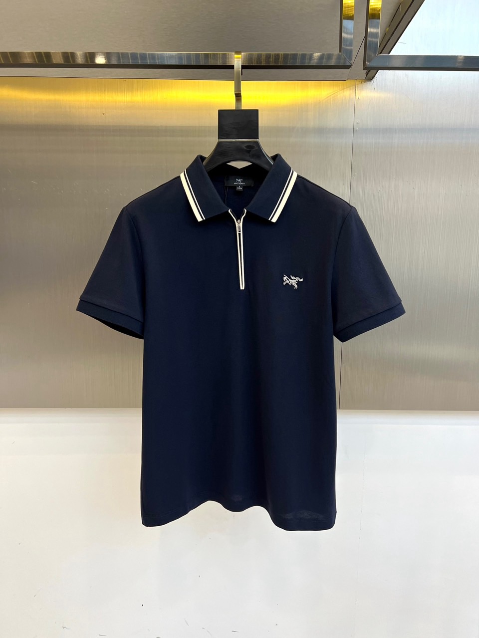 始祖鸟、2025春夏新品发售！男士夏季翻领Polo短袖T恤，此款为顶级珠地丝光棉面料，透气舒适设计元素非