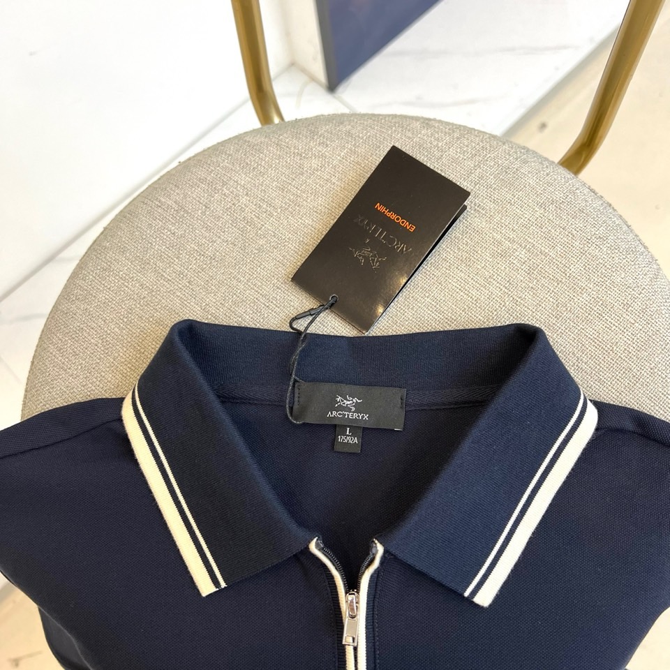 始祖鸟、2025春夏新品发售！男士夏季翻领Polo短袖T恤，此款为顶级珠地丝光棉面料，透气舒适设计元素非