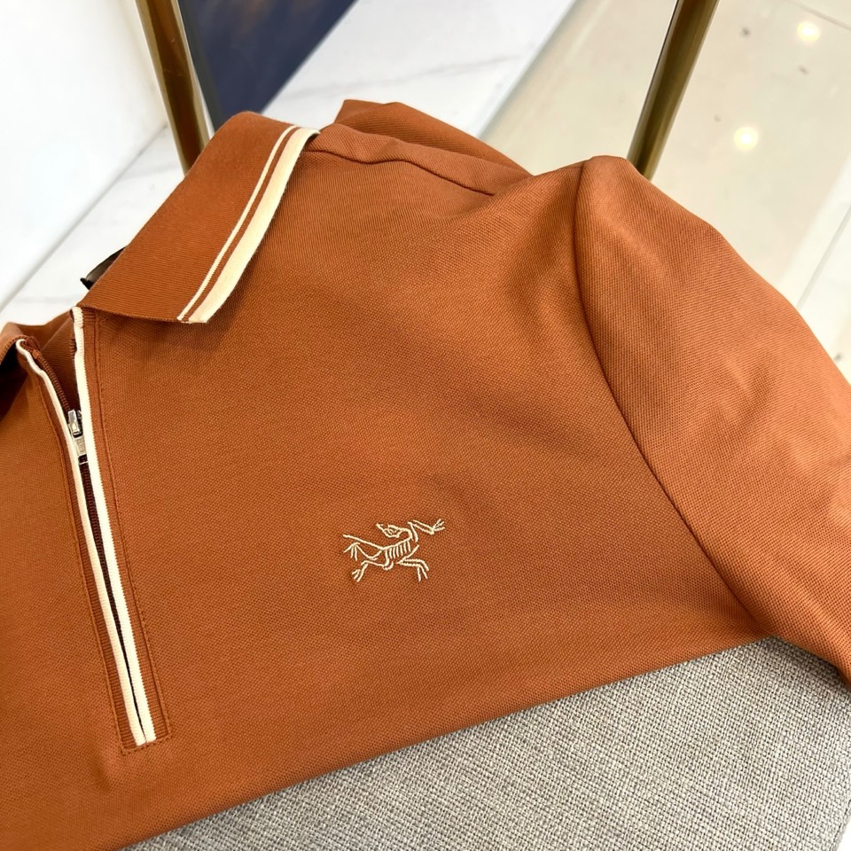 始祖鸟、2025春夏新品发售！男士夏季翻领Polo短袖T恤，此款为顶级珠地丝光棉面料，透气舒适设计元素非