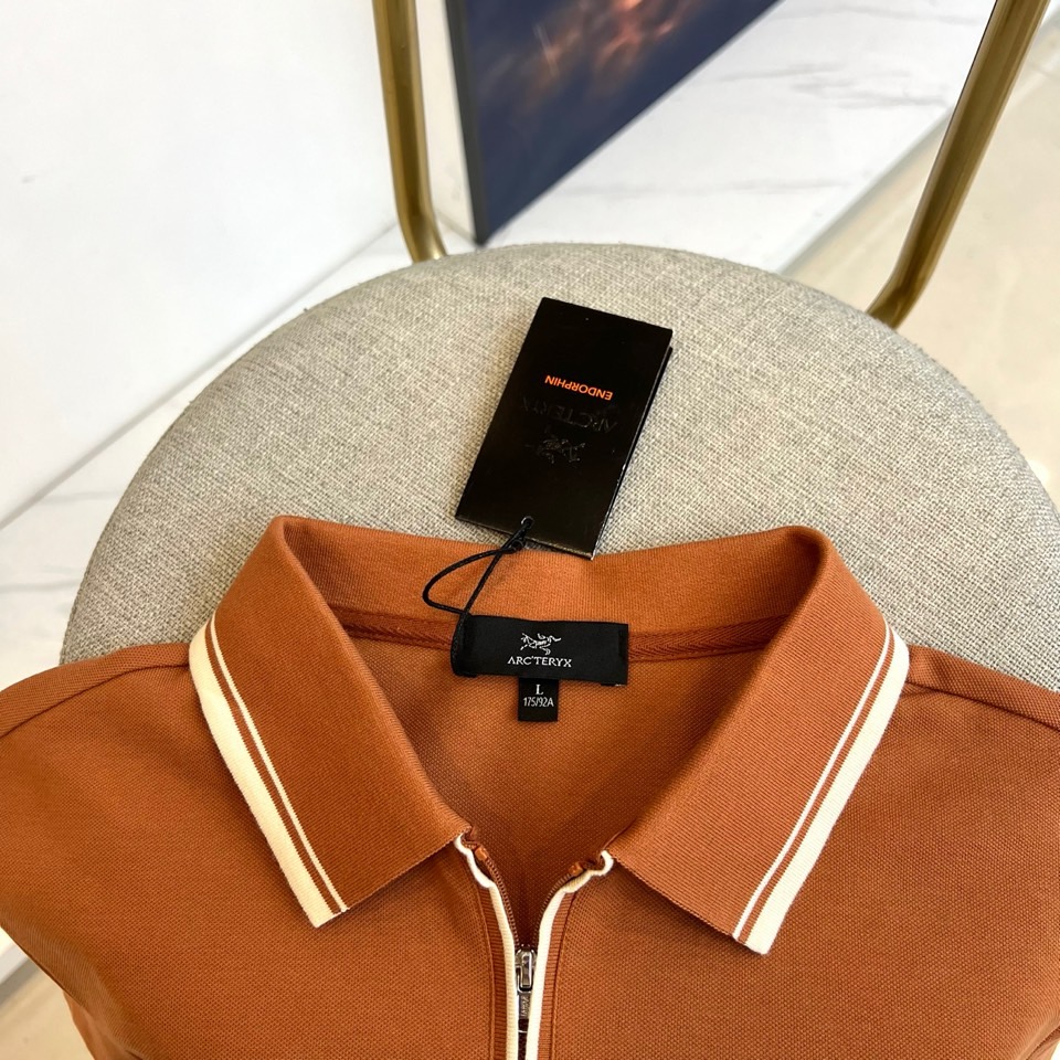 始祖鸟、2025春夏新品发售！男士夏季翻领Polo短袖T恤，此款为顶级珠地丝光棉面料，透气舒适设计元素非