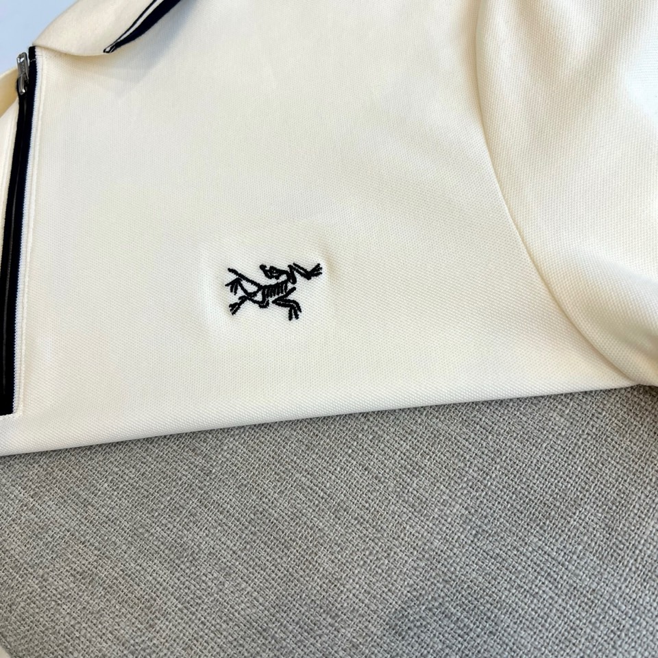 始祖鸟、2025春夏新品发售！男士夏季翻领Polo短袖T恤，此款为顶级珠地丝光棉面料，透气舒适设计元素非