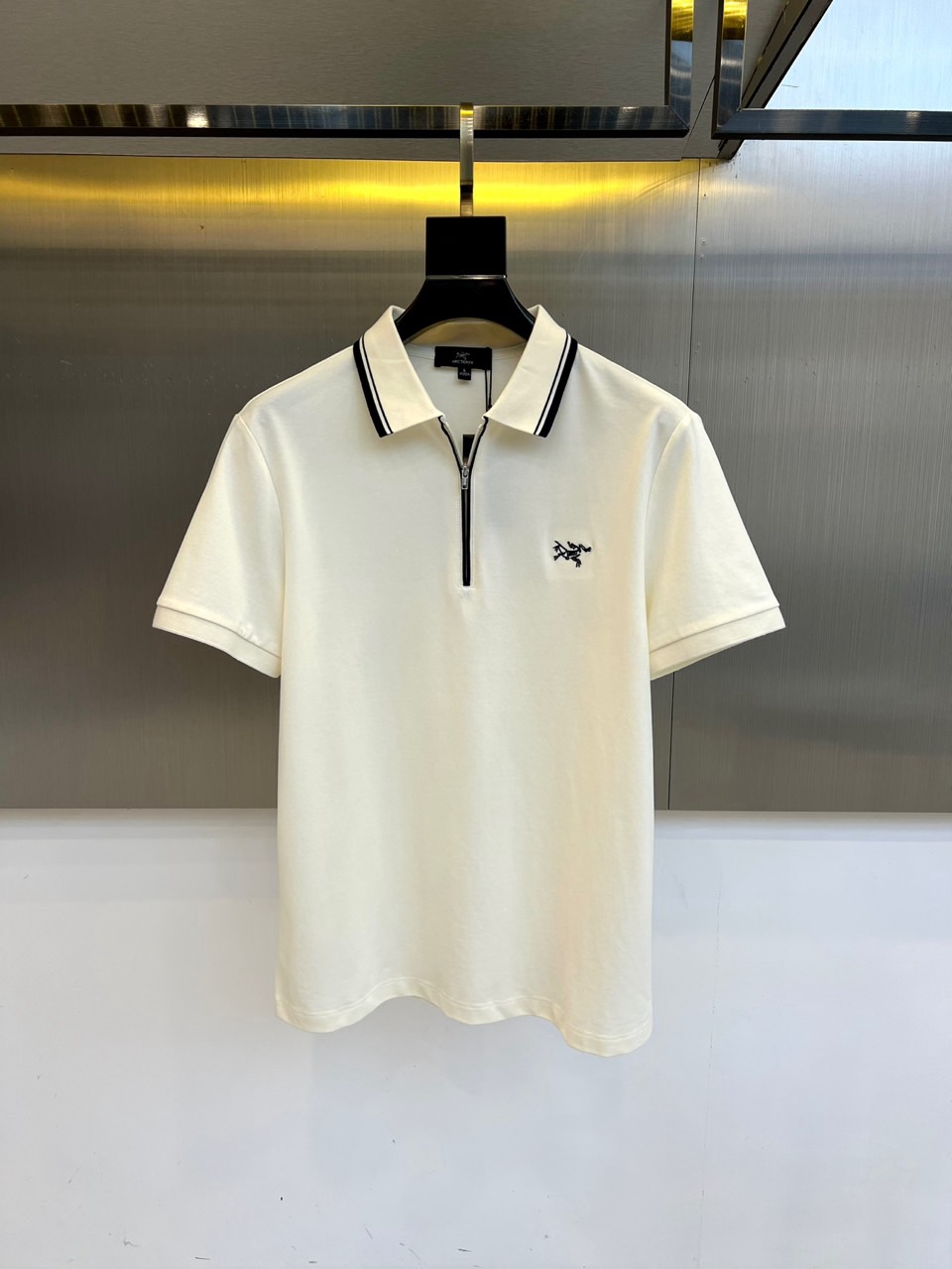 NO:517778,Archaeopteryx, 2025 spring and summer new products are on sale!  Men's summer lapel polo short-sleeved T-shirt, this style is top-grade bead mercerated cotton fabric, with breathable and comfortable design elements very beautiful, brand logo seiko embroidery, the best POLO of the year is equipped with high-end bead mercerated material, which ensures amazing comfort and breathability, and also ensures a good style and natural drooping. The details in each part are quite exquisite and outstanding, and the upper body is atmospheric and simple and not vulgar. Fashionable and versatile single product!  48-58 (model 173, 143 catties upper body 50 sizes), arc'teryx, T-shirt, tees, t-shirt, alexander wang19860909始祖鸟、2025春夏新品发售！男士夏季翻领polo短袖T恤,此款为顶级珠地丝光棉面料,透气舒适设计元素非常好看,品牌标识精工刺绣,年度最佳POLO 配置了高端的珠地丝光材质打造,保证了惊人的舒适性跟透气性以外,更是保证了良好的版型跟自然的垂感,每一处的细节都是相当的精致跟不俗,上身大气简约又不俗气.时尚百搭单品！48-58（模特173,143斤上身50码）,arc'teryx,T-shirt,tees，t-shirt,alexander wang,Men's clothing