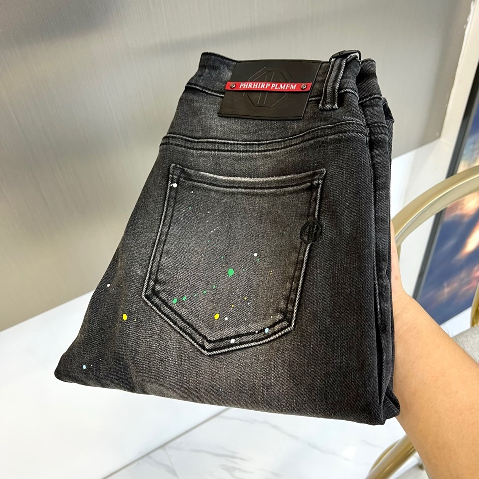 NO:517780,pp, 2025 autumn and winter new men's five-pocket jeans (on sale first) The fabric contains Leica Lecca fiber, which moves with you, is loyal to the original shape, incorporates elastic fiber, pure green and pollution-free cotton, which feels comfortable and slightly elastic, and has no sense of restraint on the upper body. The overall solid color is simple and simple, and there is only the same color embroidery logo on the back pocket, and the brand elements are very strong. The classic jeans five-pocket style The thickness of the fabric is moderate, comfortable and breathable, and the three-dimensional tailoring is a slightly slim-fitting style. It is easy to wear and versatile, and is compatible with various outfit types!  28-38 (no 37), jeans,alexander wang19860909pp、2025秋冬新款男士五口袋牛仔裤,（抢先发售）面料含有莱卡莱卡纤维,随身而动,忠于原有衣形,融入弹力纤维,纯绿色无污染的棉花,手感舒适微微有弹力,上身没有束缚感,整体纯色简洁设计,只在后口袋处有同色系标志绣标,品牌元素极强.经典牛仔裤五口袋的款式 面料厚度是适中,舒适透气,立体剪裁整体略修身,基础好穿又百搭的一款牛仔裤装,兼容各种穿搭类型！28—38（无37）,,jeans,alexander wang,Men's clothing