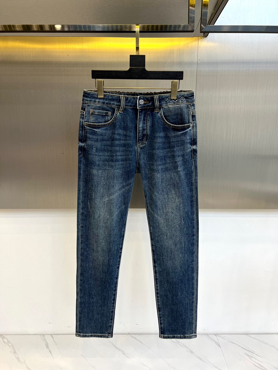 1v、2025秋冬新款男士五口袋牛仔裤，（抢先发售）面料含有莱卡莱卡纤维，随身而动，忠于原有衣形，融入弹