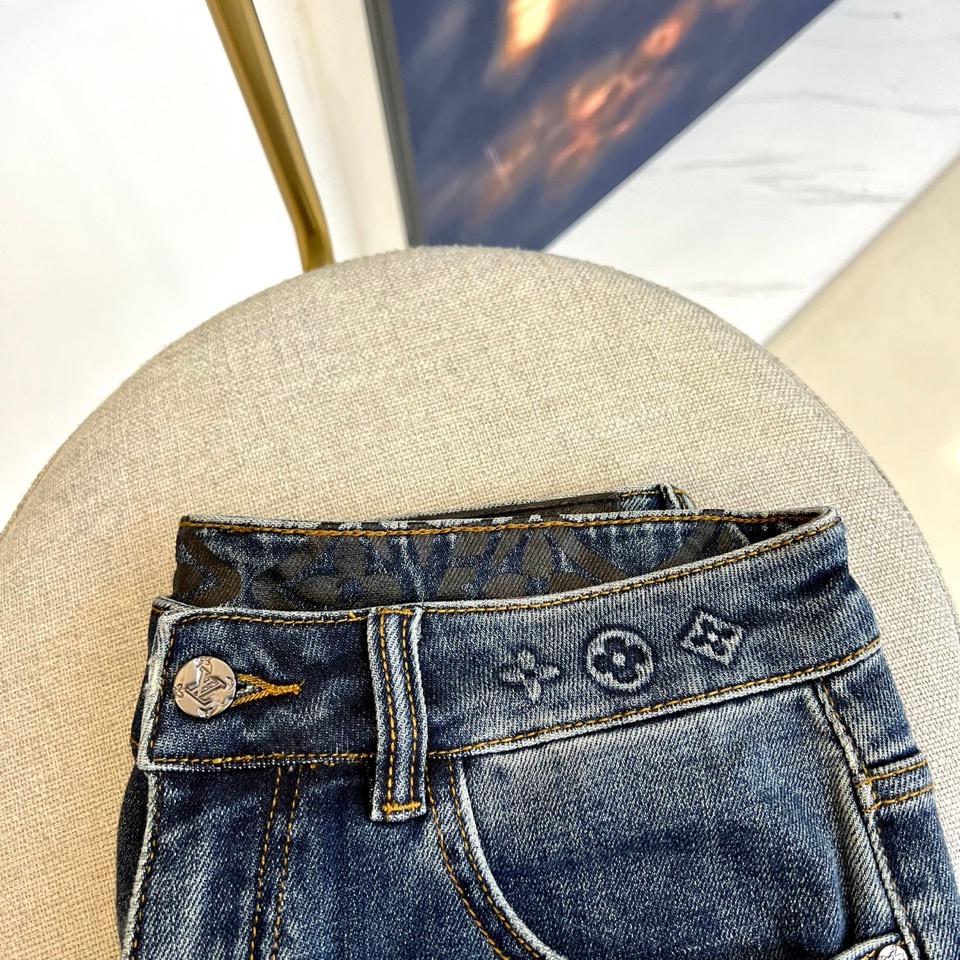 1v、2025秋冬新款男士五口袋牛仔裤，（抢先发售）面料含有莱卡莱卡纤维，随身而动，忠于原有衣形，融入弹