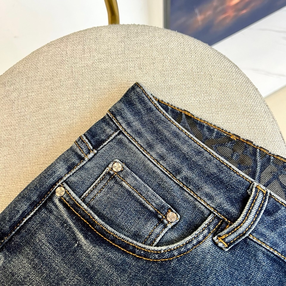 1v、2025秋冬新款男士五口袋牛仔裤，（抢先发售）面料含有莱卡莱卡纤维，随身而动，忠于原有衣形，融入弹