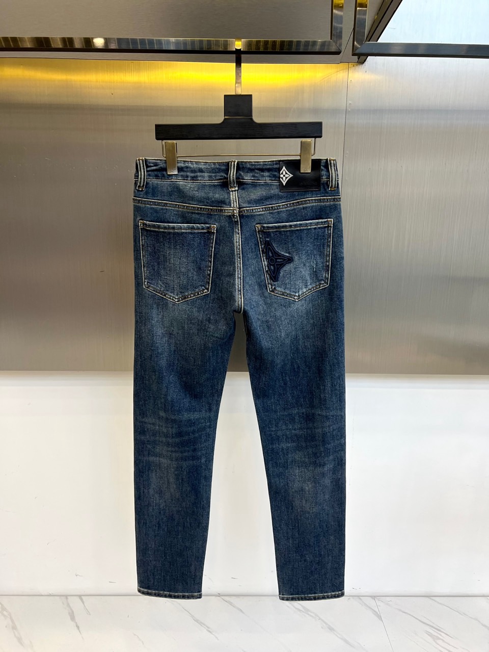 1v、2025秋冬新款男士五口袋牛仔裤，（抢先发售）面料含有莱卡莱卡纤维，随身而动，忠于原有衣形，融入弹