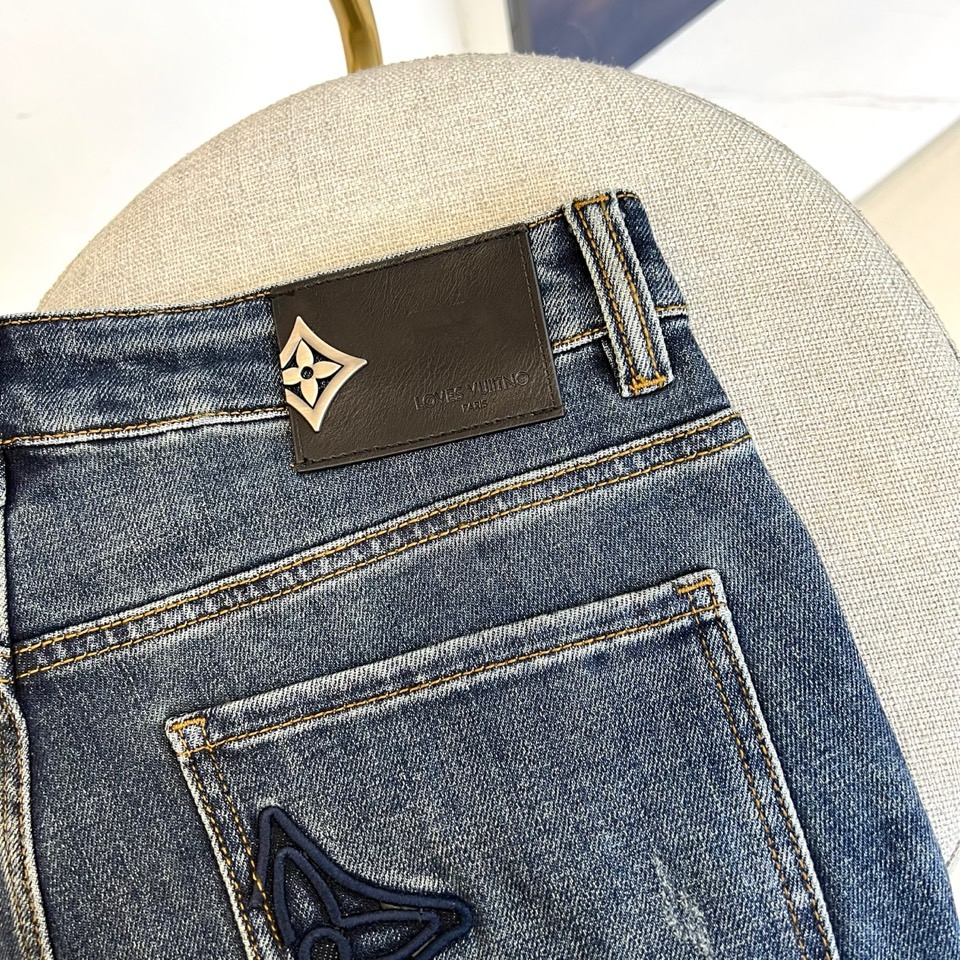 1v、2025秋冬新款男士五口袋牛仔裤，（抢先发售）面料含有莱卡莱卡纤维，随身而动，忠于原有衣形，融入弹