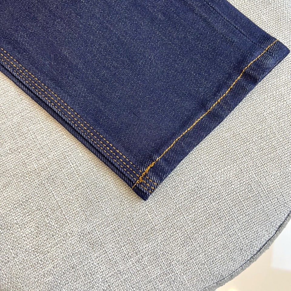 Fendi芬迪、2025秋冬最新推出男士休闲牛仔裤新品！重工水洗牛仔裤！定制面料和一般牛仔布料比起来，更