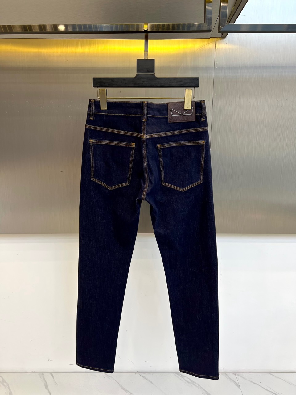 Fendi芬迪、2025秋冬最新推出男士休闲牛仔裤新品！重工水洗牛仔裤！定制面料和一般牛仔布料比起来，更