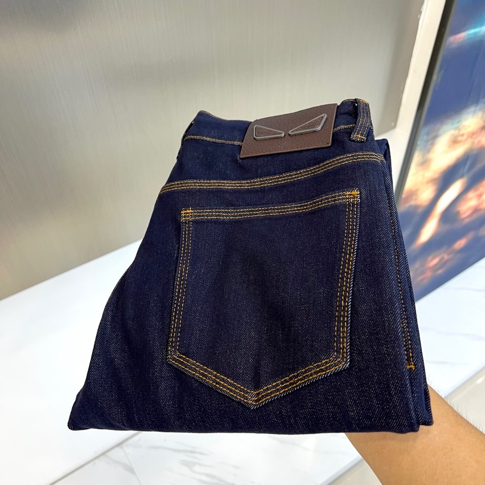 NO:517784,Fendi and the latest 2025 autumn and winter launch new products for men's casual jeans!  Heavy industry wash jeans!  Custom fabrics are softer and more comfortable than ordinary denim fabrics!  Super heavy industry washing process, double craft washing. The whole pair of pants has a comfortable feel, delicateness and breathable effect. All hardware brand logos are customized by special models, and the materials are selected as the best attributes. A good pair of jeans focuses on the fabric!  The fabric is very elastic and the comfort is great!  The fabric is very dense!  !  The texture of customer-supplied imports is very strong!  The low-key design style is simple and generous!  29-38 (no 37), fendi, fendi, jeans, alexander wang19860909Fendi芬迪、2025秋冬最新推出男士休闲牛仔裤新品！重工水洗牛仔裤！定制面料和一般牛仔布料比起来,更加柔软舒适！超重工洗水工艺 双工艺洗水 整条裤子,手感舒适,细腻程度与透气效果堪称顶级,所有的五金品牌logo都是专模定做,材质都是选最好的属性.好的一条牛仔裤,重点在面料！面料的弹性很好,舒适性非常棒！面料密度很高！！客供进口的质感非常强大！低调设计风格简洁大方！29-38（无37）,,fendi,fendi,jeans,alexander wang,Men's clothing