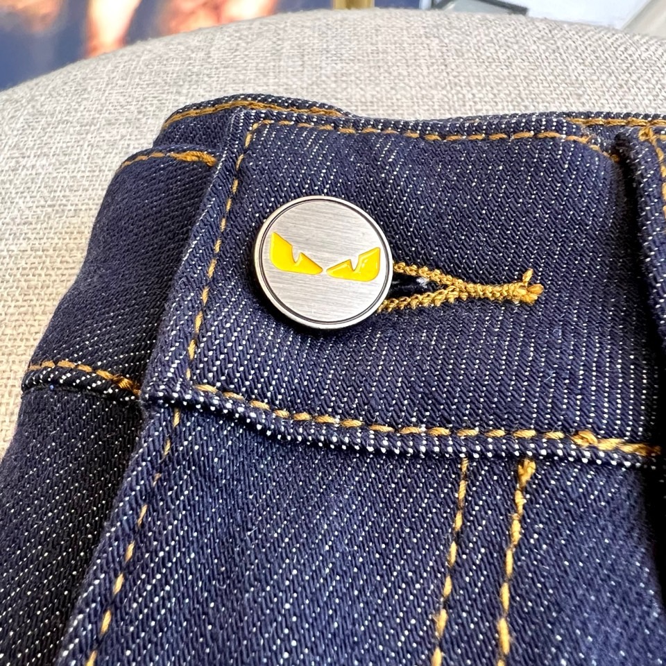 Fendi芬迪、2025秋冬最新推出男士休闲牛仔裤新品！重工水洗牛仔裤！定制面料和一般牛仔布料比起来，更