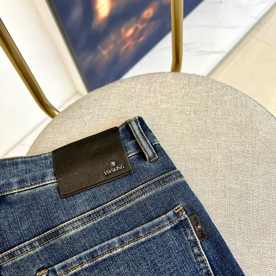 Vers范思哲、2025秋冬新品男士牛仔裤 面料弹性好。独家发售，时尚优雅 重工艺设计。采用原色酵母水洗