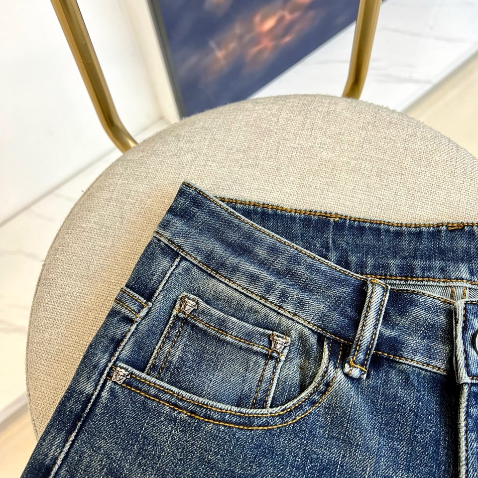 Vers范思哲、2025秋冬新品男士牛仔裤 面料弹性好。独家发售，时尚优雅 重工艺设计。采用原色酵母水洗