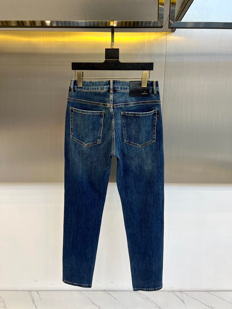 Vers范思哲、2025秋冬新品男士牛仔裤 面料弹性好。独家发售，时尚优雅 重工艺设计。采用原色酵母水洗