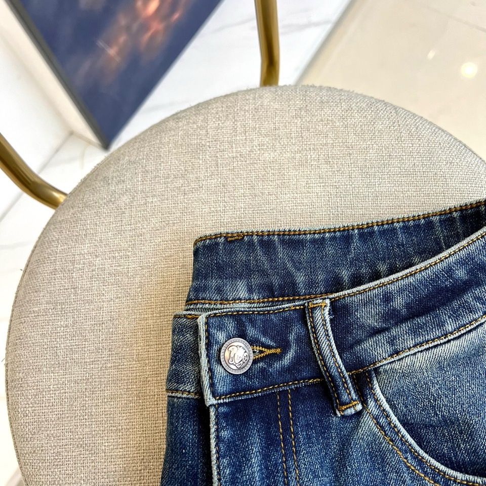 Vers范思哲、2025秋冬新品男士牛仔裤 面料弹性好。独家发售，时尚优雅 重工艺设计。采用原色酵母水洗