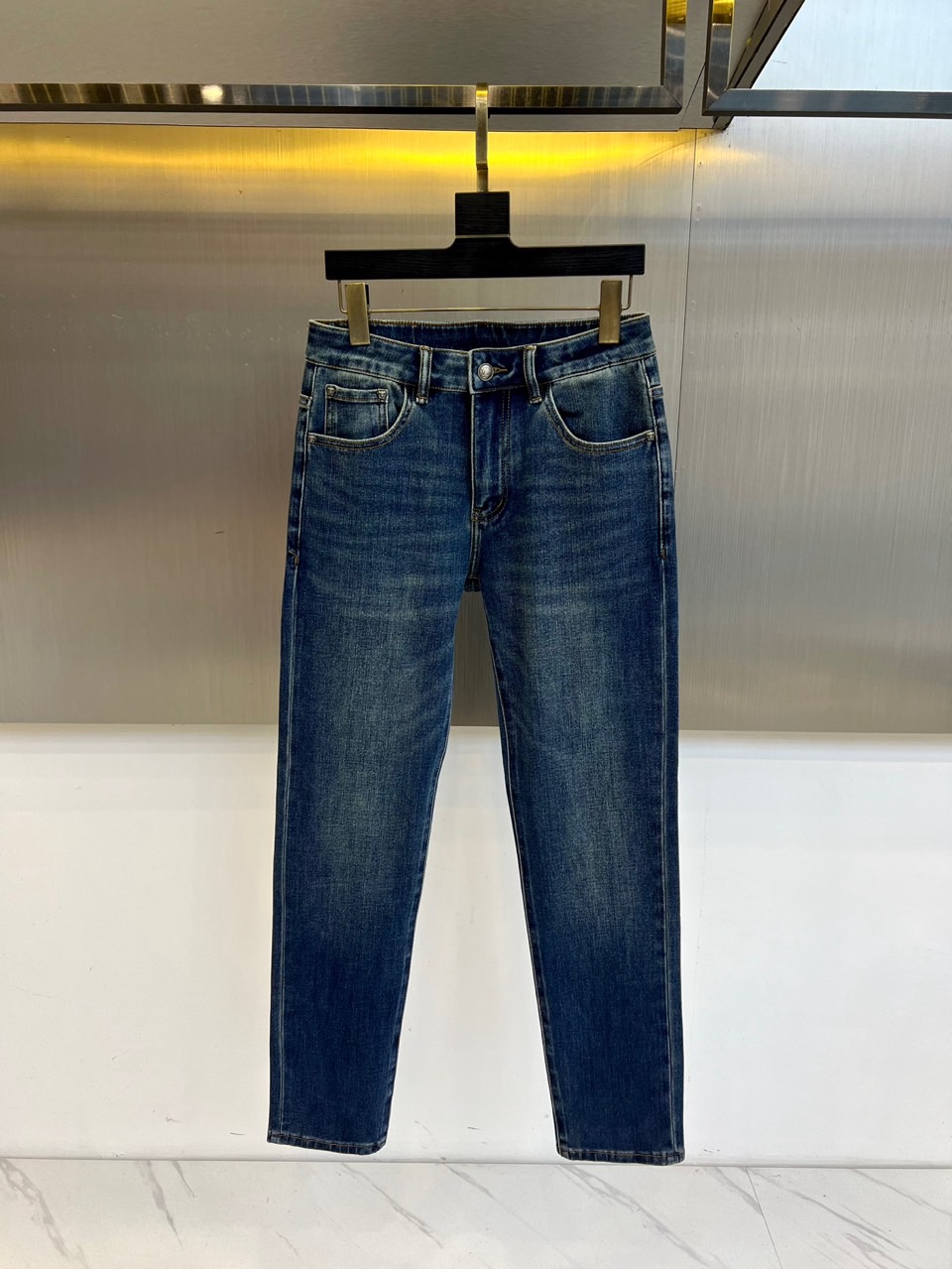 Vers范思哲、2025秋冬新品男士牛仔裤 面料弹性好。独家发售，时尚优雅 重工艺设计。采用原色酵母水洗