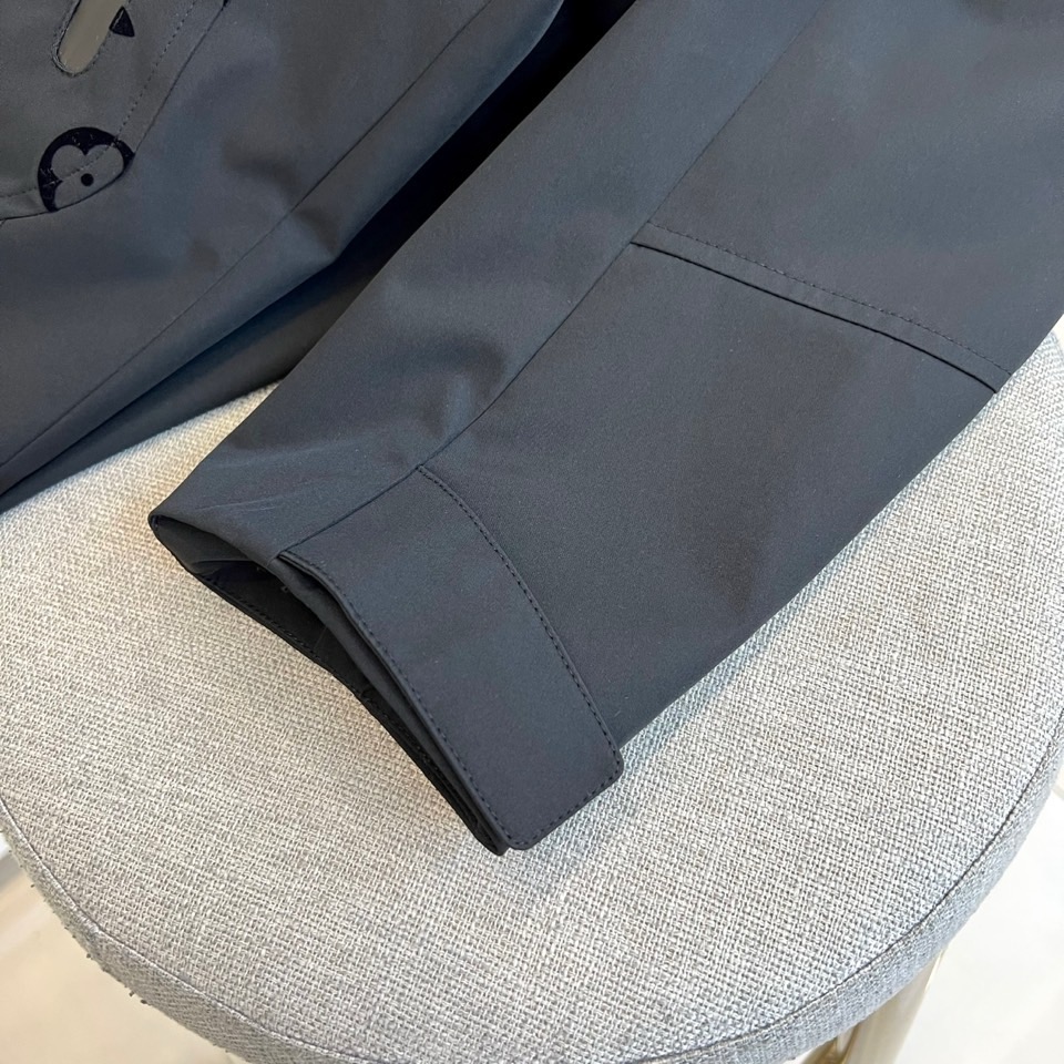 LV/路易威登、25FW男士大衣外套灰蓝科技面料压花Monogram新款羽绒服外套。这款雨衣采用科技面料
