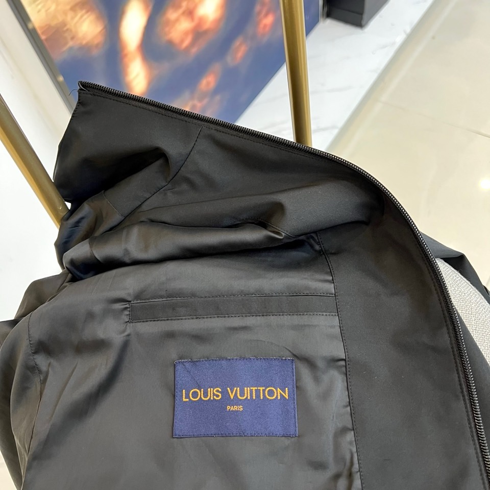 LV/路易威登、25FW男士大衣外套灰蓝科技面料压花Monogram新款羽绒服外套。这款雨衣采用科技面料