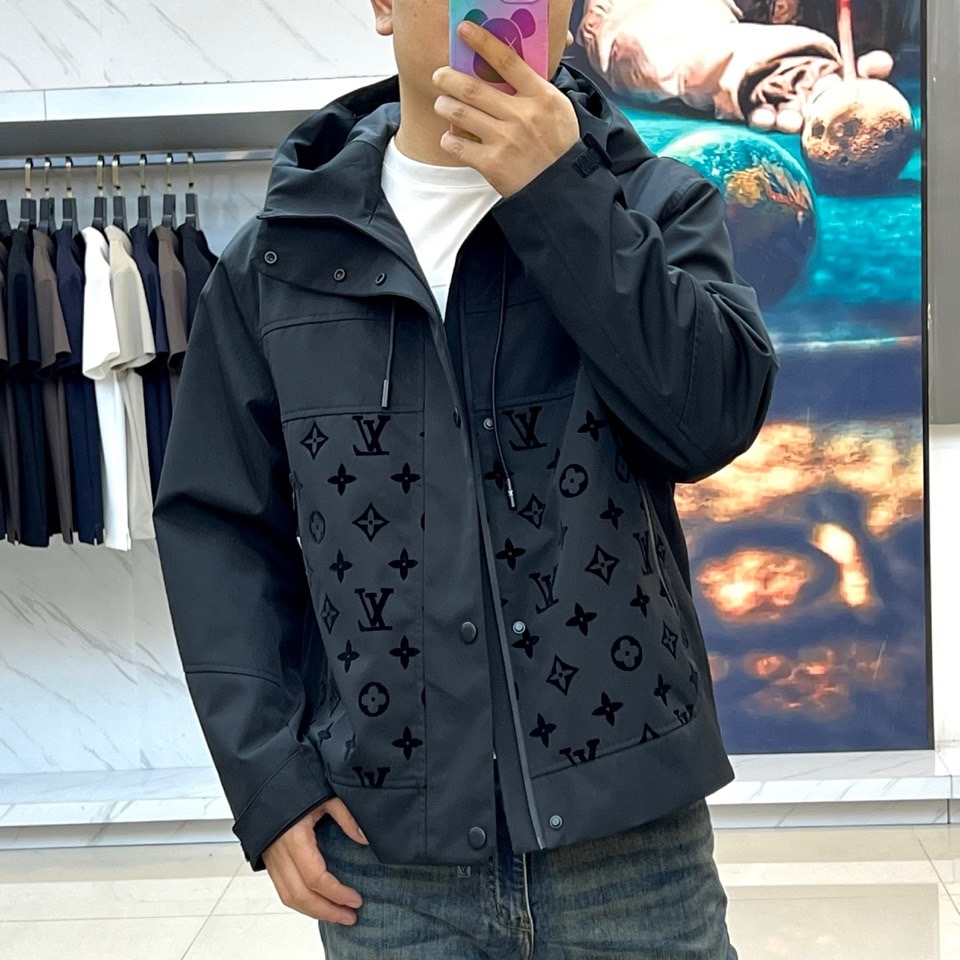 LV/路易威登、25FW男士大衣外套灰蓝科技面料压花Monogram新款羽绒服外套。这款雨衣采用科技面料