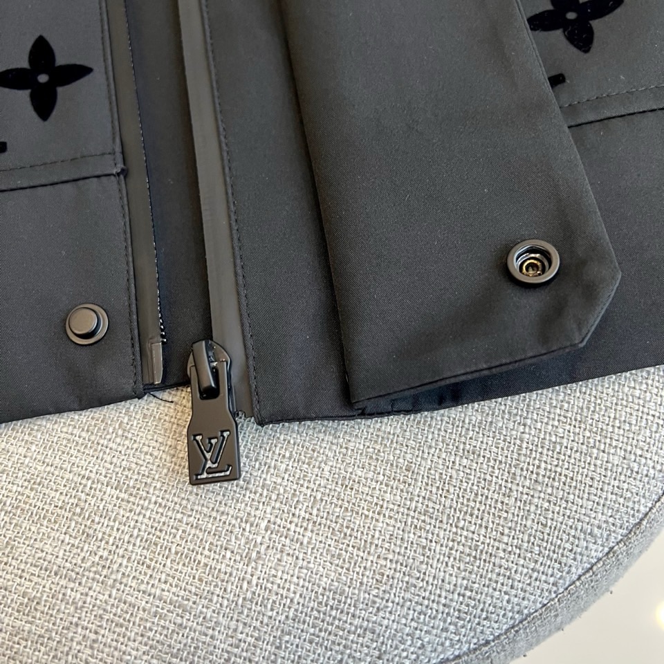 LV/路易威登、25FW男士大衣外套灰蓝科技面料压花Monogram新款羽绒服外套。这款雨衣采用科技面料