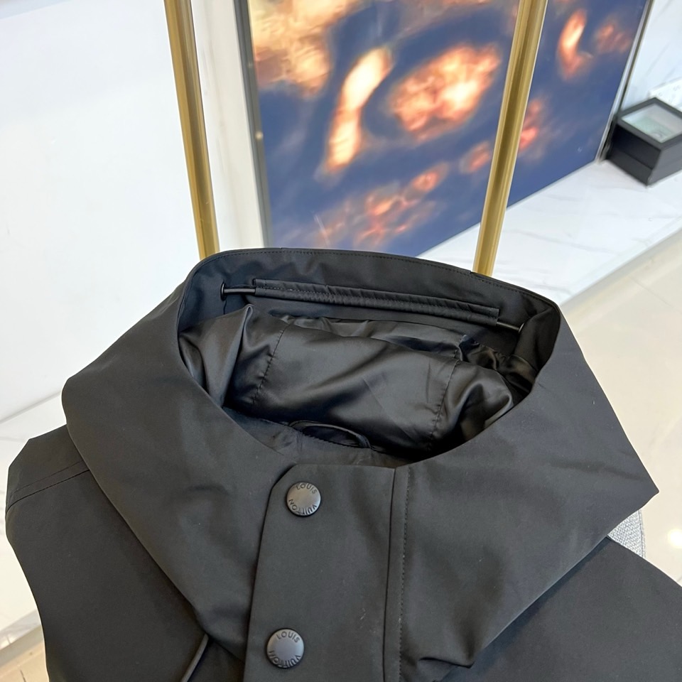 LV/路易威登、25FW男士大衣外套灰蓝科技面料压花Monogram新款羽绒服外套。这款雨衣采用科技面料