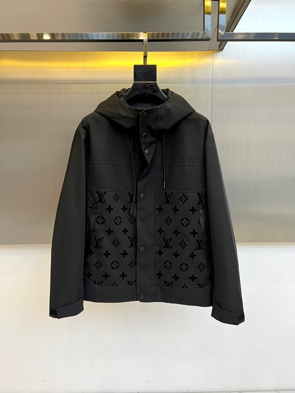 LV/路易威登、25FW男士大衣外套灰蓝科技面料压花Monogram新款羽绒服外套。这款雨衣采用科技面料
