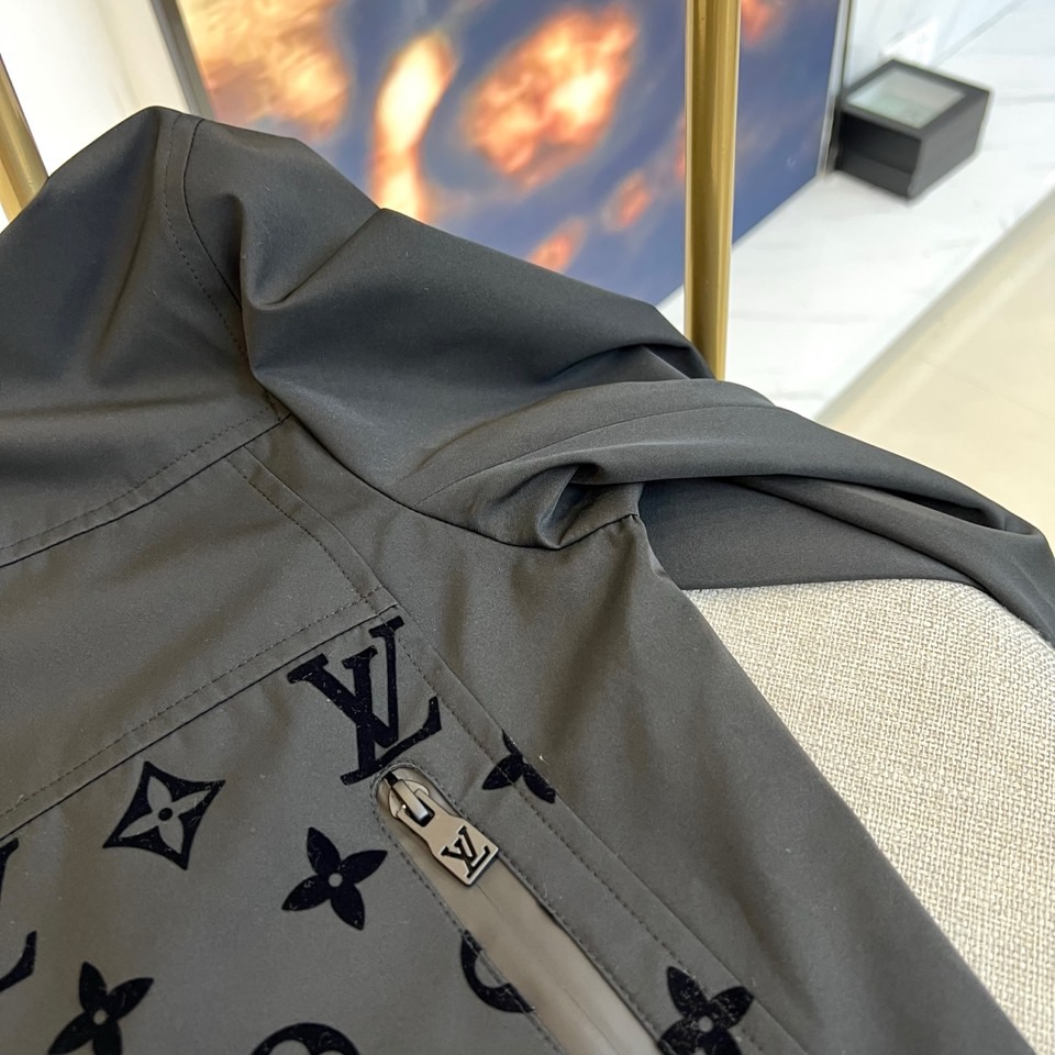 LV/路易威登、25FW男士大衣外套灰蓝科技面料压花Monogram新款羽绒服外套。这款雨衣采用科技面料