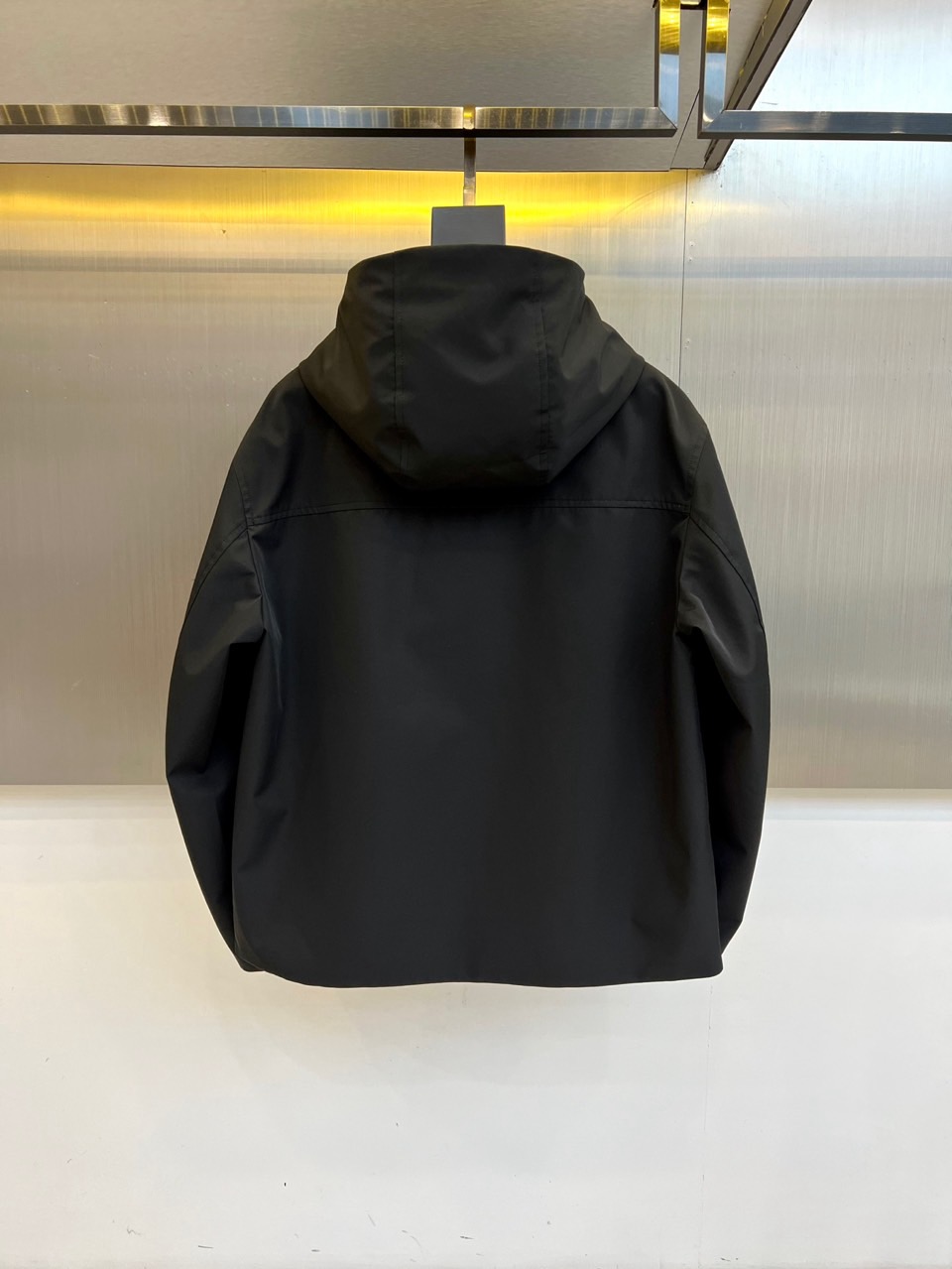 LV/路易威登、25FW男士大衣外套灰蓝科技面料压花Monogram新款羽绒服外套。这款雨衣采用科技面料