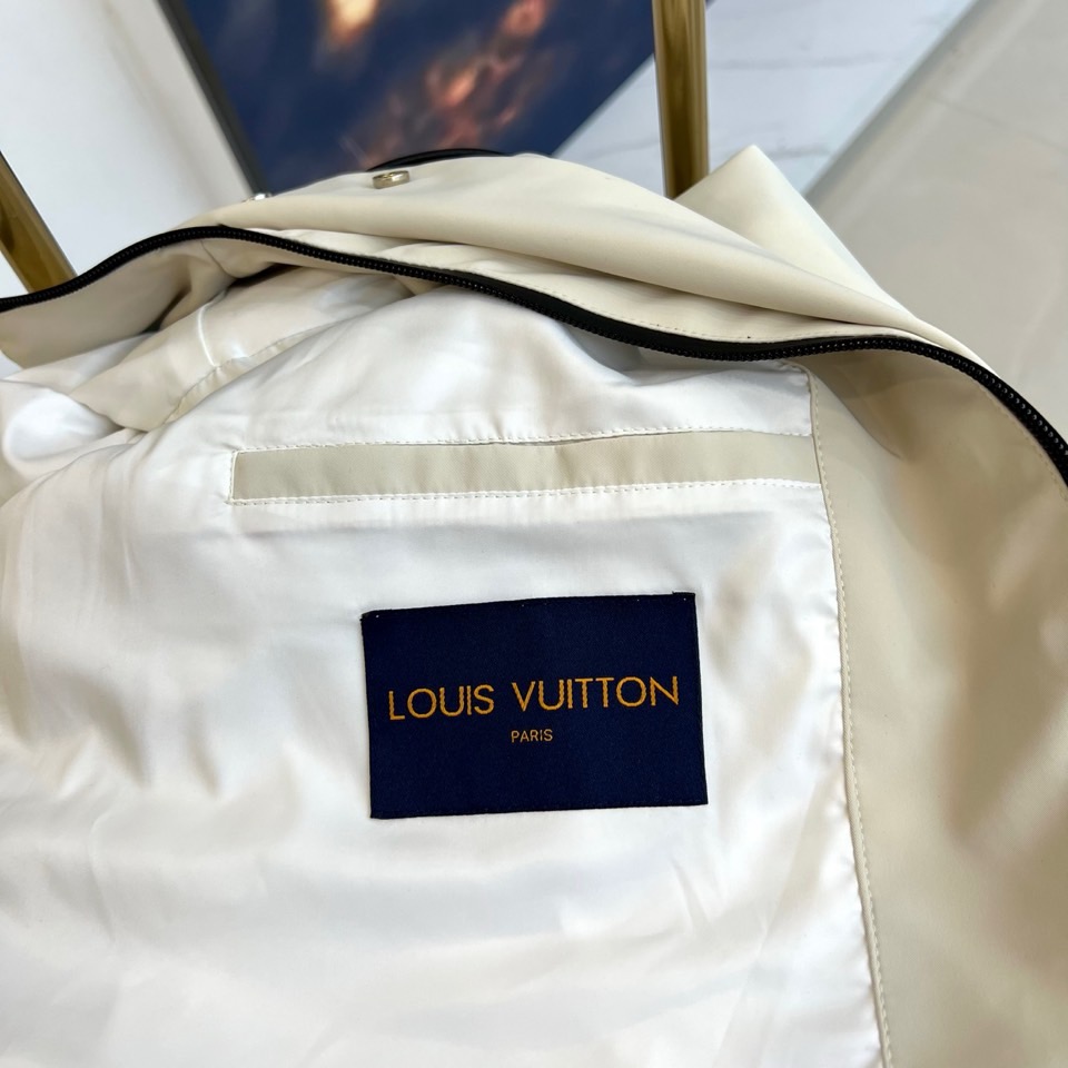 LV/路易威登、25FW男士大衣外套灰蓝科技面料压花Monogram新款羽绒服外套。这款雨衣采用科技面料